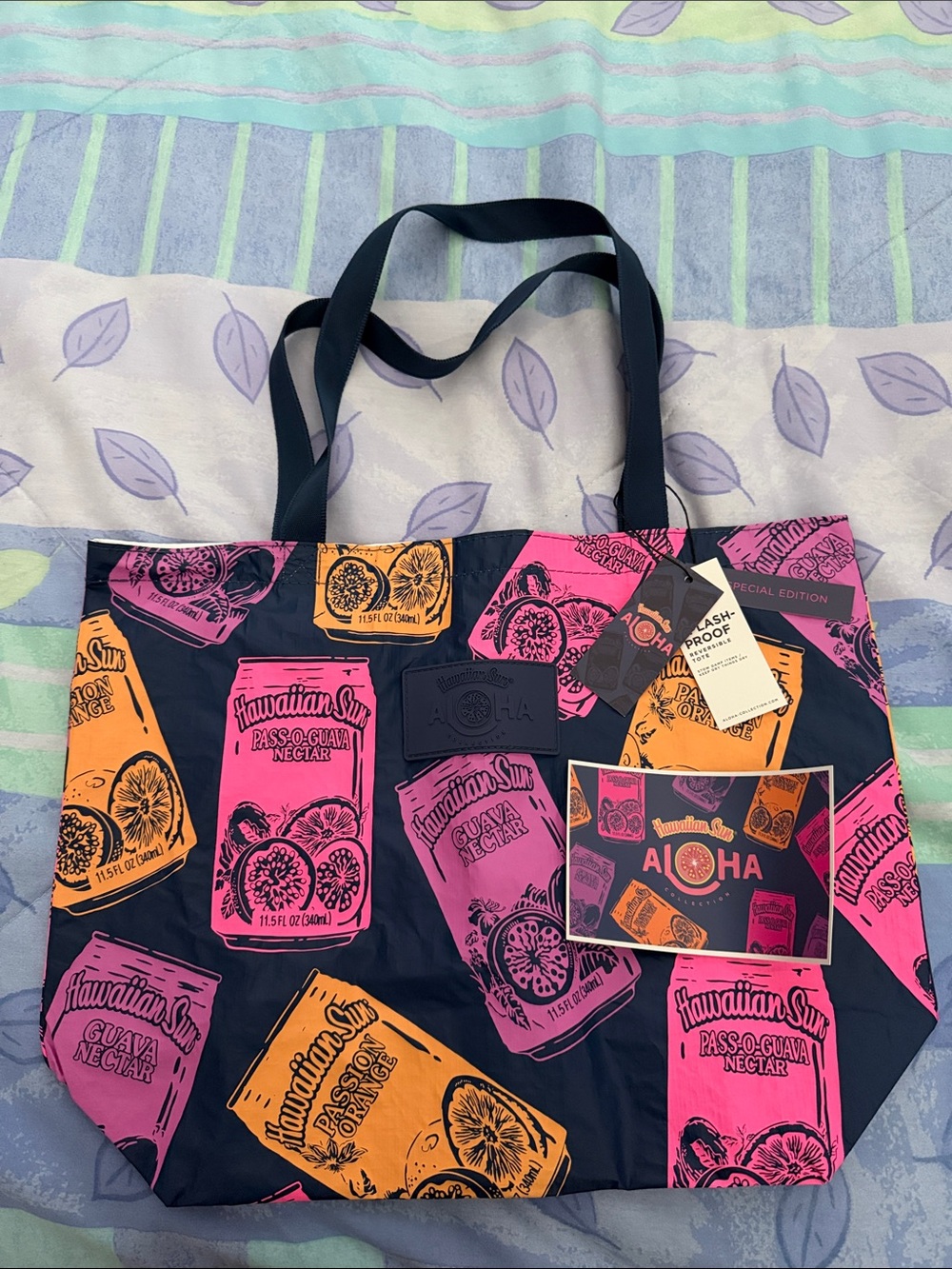 Aloha Collection x HAWAIIAN SUN
REVERSIBLE TOTE NWT SUMMERTIME- POG on Navy